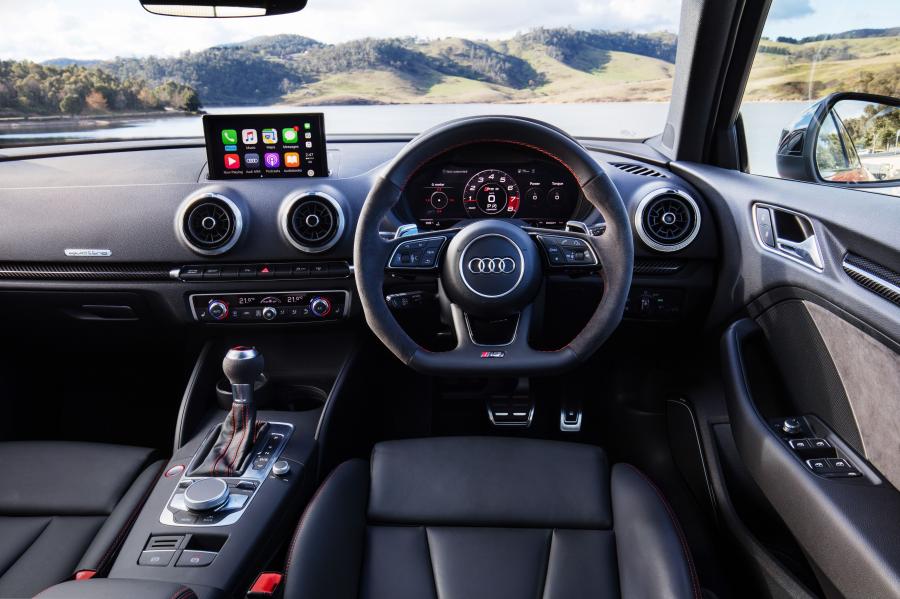 Торпедо Audi RS3 Sedan (8V) 2017 года  (AU) (фото 10 из 37)